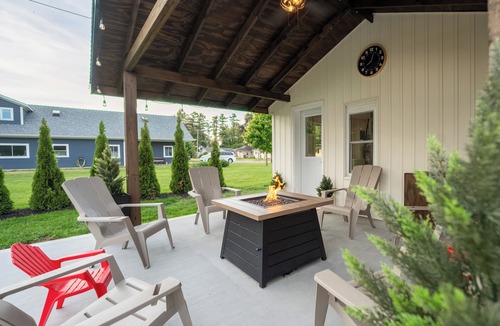 Syracuse House | Spacious 4-bedroom lake cottage with lake access