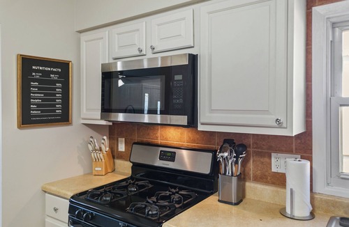 Waukegan House | Spacious 4 Bedroom Retreat W/Covered back Porch!