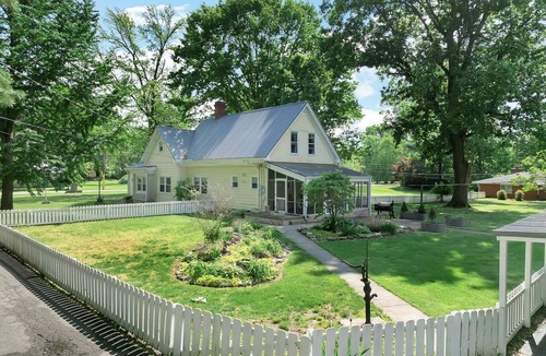 Jeffersonville - Clarksville House | Spacious 4-bedroom home in Clarksville IN. accommodates 16. gourmet kitchen.