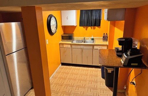 Chicago House | Spacious 4BR Near O’Hare & Rosemont Sleeps 8/2 Kitchens/ Free Parking