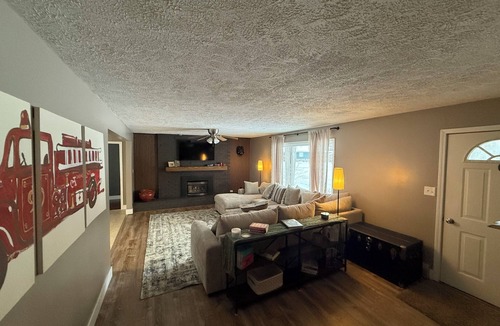 Prudenville House | Spacious 5-bed Retreat Near Houghton Lake – Sleeps 10