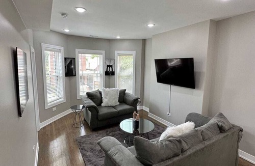 Greater Grand Crossing House | Spacious 5-bedroom building with WiFi, AC in beautiful Chicago