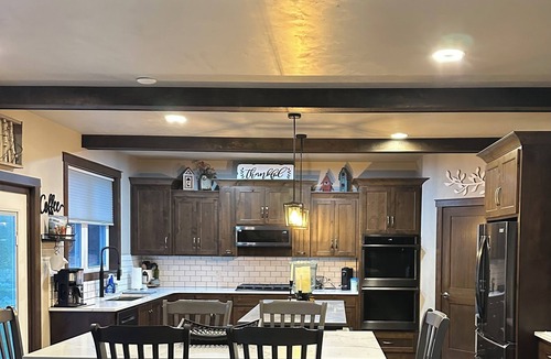 Howard House | Spacious 5-bedroom house with, WiFi in Green Bay 7.6 miles from Lambeau Field