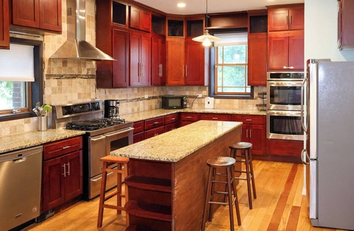 Woodlawn House | Spacious 5-bedroom house in Chicago with AC Near Obama Center & UChicago