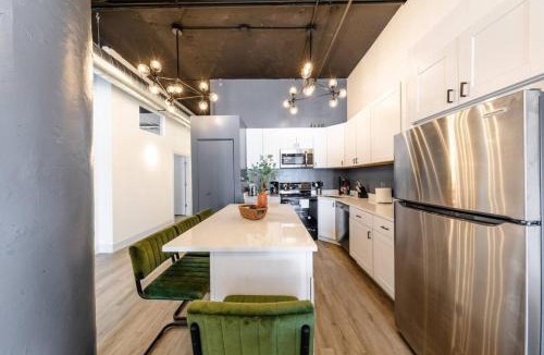 Near South Side Apartment | Spacious 5BR Luxury Suite Perfect for Group Sleeps 12 Near McCormick Place, Grant Park and Soldier Field