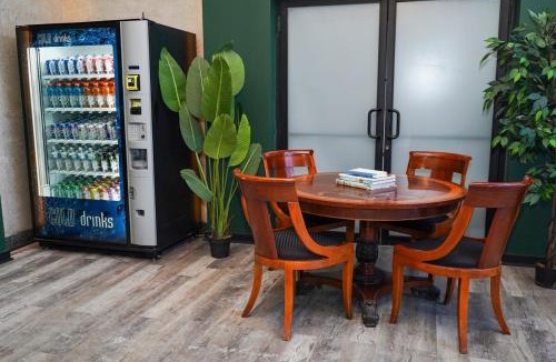 Near South Side Apartment | Spacious 5BR Luxury Suite Perfect for Groups with Gym Access and Optional Parking Near McCormick Place, Grant Park and Soldier Field