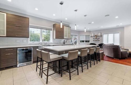 Skokie House | Spacious 6-Bedroom Home comfortably accommodates 12 persons with 2 Kitchens, Full Workout Gym, Ninja Gym & 5.5 Bathrooms – Perfect for Groups & Families near Chicago.