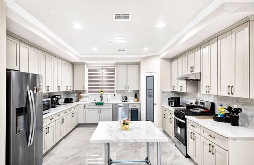 Bassett House | Spacious 9BR Home + Parking + Near DTLA #TravelSGV