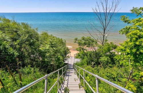 South Haven House | Spacious A-Frame with Lake Michigan Views & Hot Tub-Family Friendly
