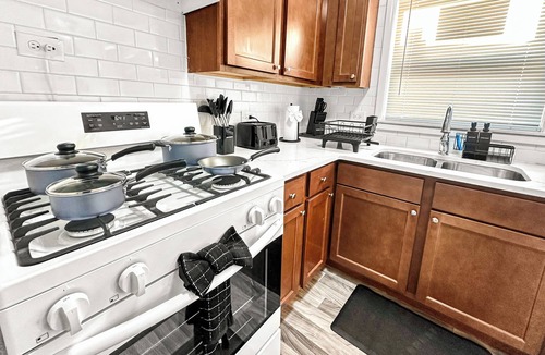 Berwyn Apartment | Spacious Apartment w/Game Table for 7 near City + Airport