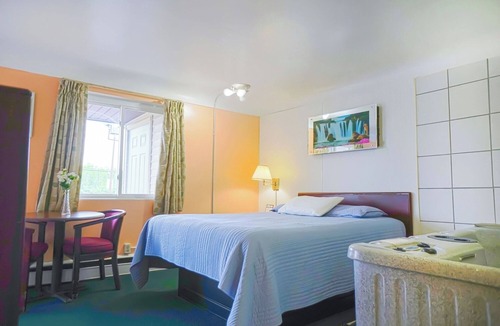Bay City Hotel | Spacious Comfort Near Downtown Bay City – Ideal for Sightseeing & Relaxation