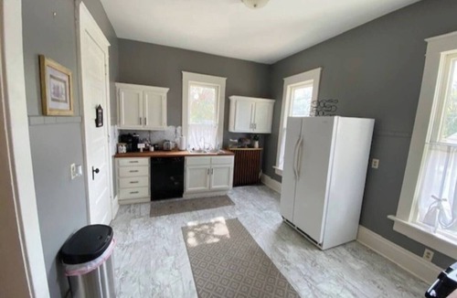 Terre Haute House | Spacious, comfortable 3BR home near ISU with a king bed, fully equipped kitchen, dining room, and fast Wi-Fi. Ideal for work crews, families, or longer stays. Centrally located with easy access to downtown, ISU, Union Hospital, and I-70.
