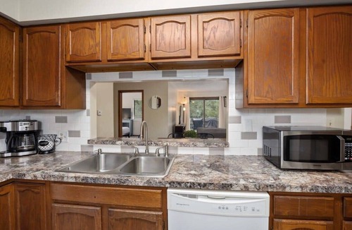 Rockford House | Spacious double unit near shops