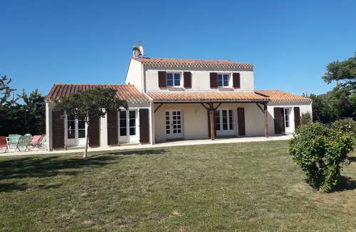 Le Bernard House | Spacious family home by the sea with large garden