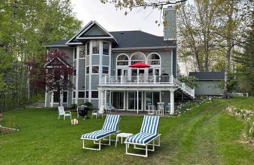 Michaywe House | Spacious Lakefront family friendly 6 bedroom home in Gaylord the Golf Mecca