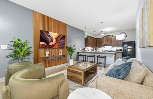 Downtown Indianapolis Apartment | Spacious Modern 2BR | Free Parking | Near City Center