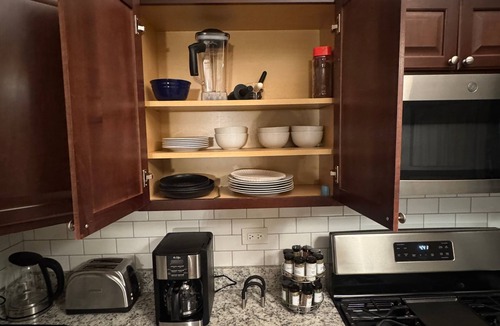 Edgewater Apartment | Spacious Modern 3BR Top‑Floor + Parking