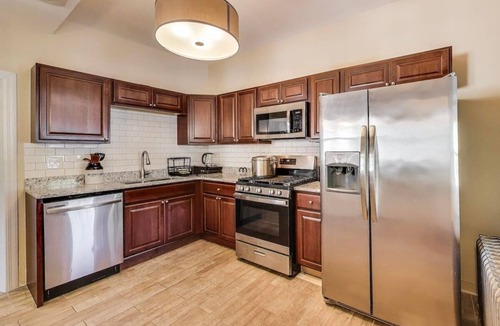 Edgewater Apartment | Spacious Modern 3BR Top‑Floor + Parking