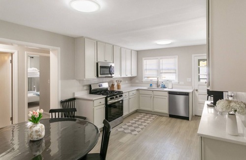 Waukegan House | Spacious New 5 Bed Family Retreat Near Naval Base!