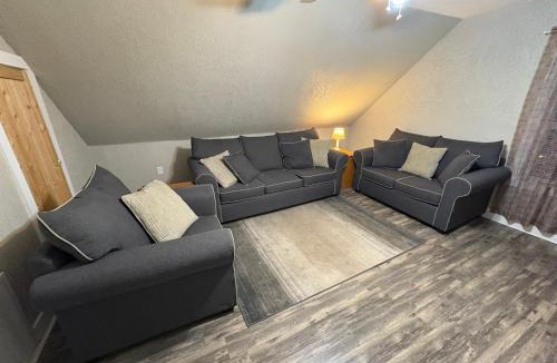 Wabash Apartment | Spacious Rustic Downtown Market St 1 Bedroom Apt, Sleeps Up to 5, Steps to Honeywell & Eagles Theatre