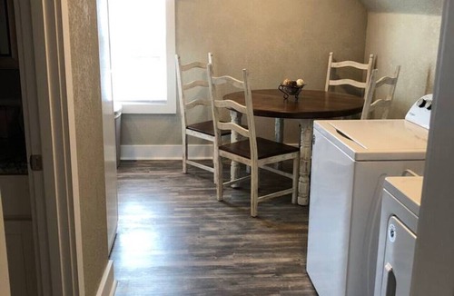 Wabash Apartment | Spacious Rustic Downtown Market St 1 Bedroom Apt, Steps to Honeywell & Dining