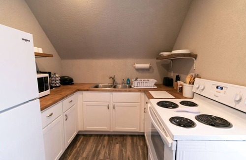 Wabash Apartment | Spacious Rustic Downtown Market St 1 Bedroom Apt, Steps to Honeywell & Dining