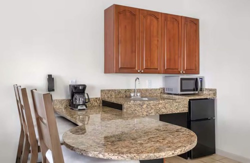 Mishawaka Hotel | Spacious Studio w/Kitchen l Great for Relaxing Trips in South Bend Area