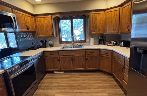Appleton House | Spacious three bedroom newly renovated home with beautiful outdoor space