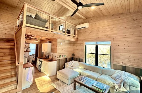 Ottawa Cabin | Spacious Tree House near Starved Rock and Buffalo Rock State Parks, Perfect for a Family Glamping Getaway