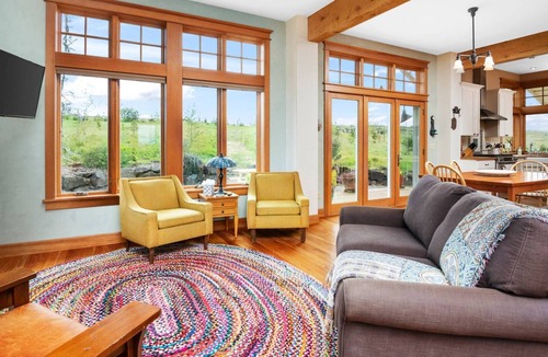 Gaston House | Splendid Private Setting on 15 Acres, *Pet Friendly*, Fire-Pit, BBQ, Close to Vineyards and Trails