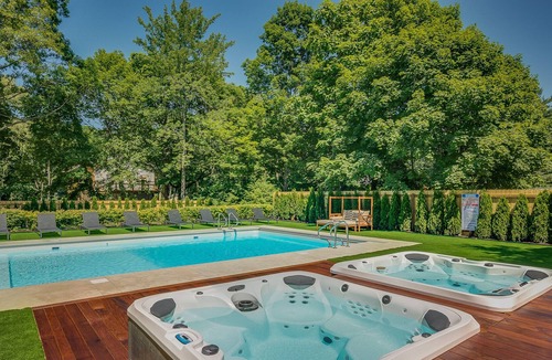 Union Pier House | Sprawling Luxury Rental w/ Chef's Kitchen, Pool & 2 Hot Tubs - Walk to Beach