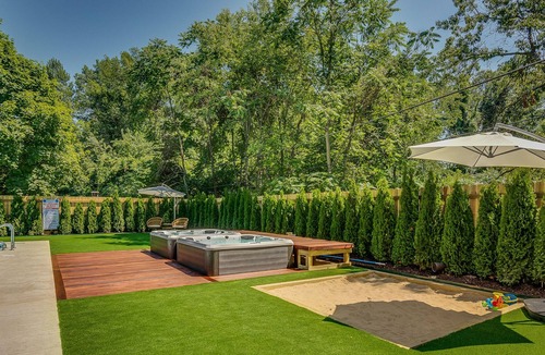 Union Pier House | Sprawling Luxury Rental w/ Chef's Kitchen, Pool & 2 Hot Tubs - Walk to Beach