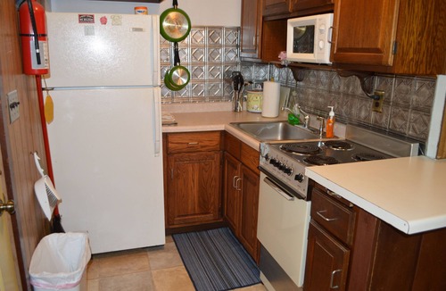 Lakeside Cottage | SPRING & FALL DISCOUNT! One Bedroom Cottage with Private Beach!