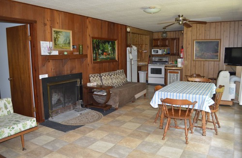 Lakeside Cottage | SPRING & FALL DISCOUNT! Two Bedroom Cottage with Private Beach!