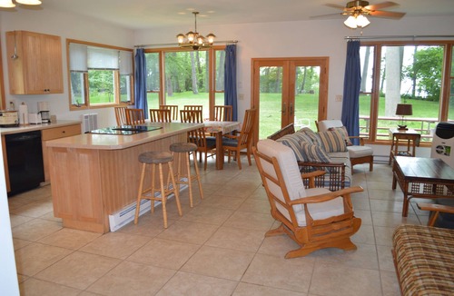 Lakeside House | SPRING & FALL DISCOUNT! Updated Lake House with Private Beach!