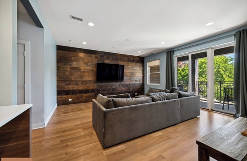 Lakeview Condo | Stay in the heart of East Lakeview on Halsted!