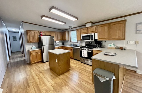Sister Lakes Cottage | Steps away from Magician lake