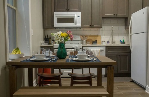 Rush and Division Apartment | Steps to Mag Mile, 2 BD, fast Wi-Fi, W&D