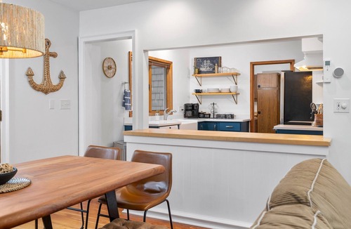 Northport House | Steps to Village & Lake * Hot Tub * Pets Welcome