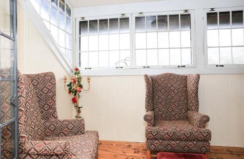 Burns Park Bed & Breakfast | Stone Chalet Bed & Breakfast Inn