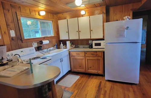 Escanaba Cabin | Stonington Clearview Cottage: Sun, Sand & Serenity – Summer on the Stonington Peninsula