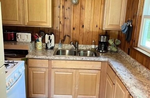 Rapid River Cabin | Stony Point Cabin #4 :Catch the Summer Breeze at Stony Point Cabin #4 – A Lakeside Retreat