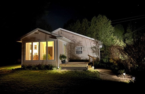 South Haven Cottage | Strawberry Hill Cottage South Haven - Bike Trail, Wineries, Wooded Retreat