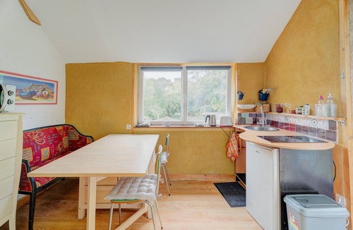 Broons Apartment | Studio Apartment 'Gite 2 Personnes Sauna Et Étang' with Shared Garden and Wi-Fi
