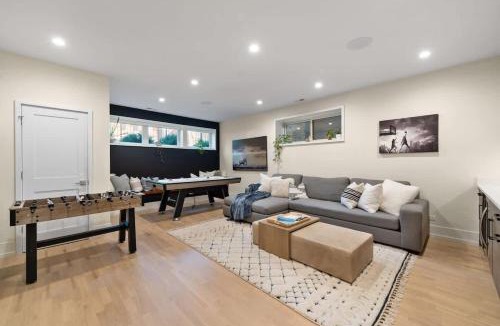 Wicker Park House | Stunning 5BR Home in Heart of Chicago with 2 Rooftops