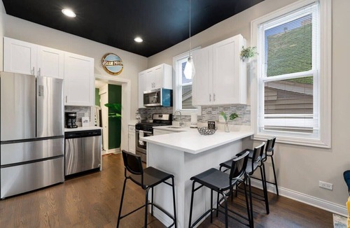 Old Town Apartment | Stylish 2 BDR Coach House Steps From Lake