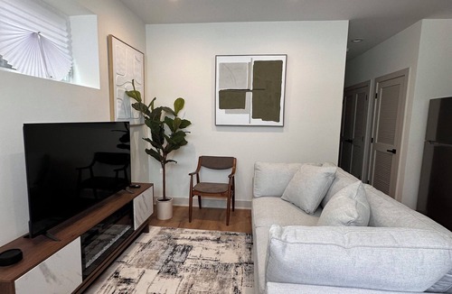Woodlawn Apartment | Stylish 2-bedroom Retreat Near UChicago & Close to Downtown
