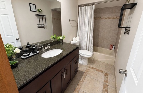 Dunning Apartment | Stylish 3BR Apt | Gym and Workspace | Near O’Hare