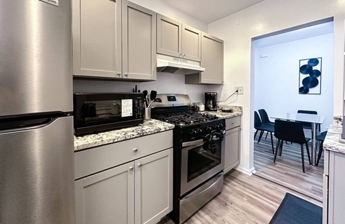 Forest Park Apartment | Stylish and Relaxing Apt w/Parking and Easy Access to City and Airports