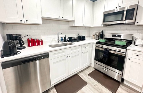 Lavergne Apartment | Stylish Berwyn Retreat - 15 Min to Midway - Easy Access to Chicago